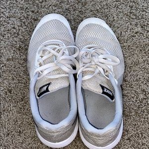 white nike running shoes